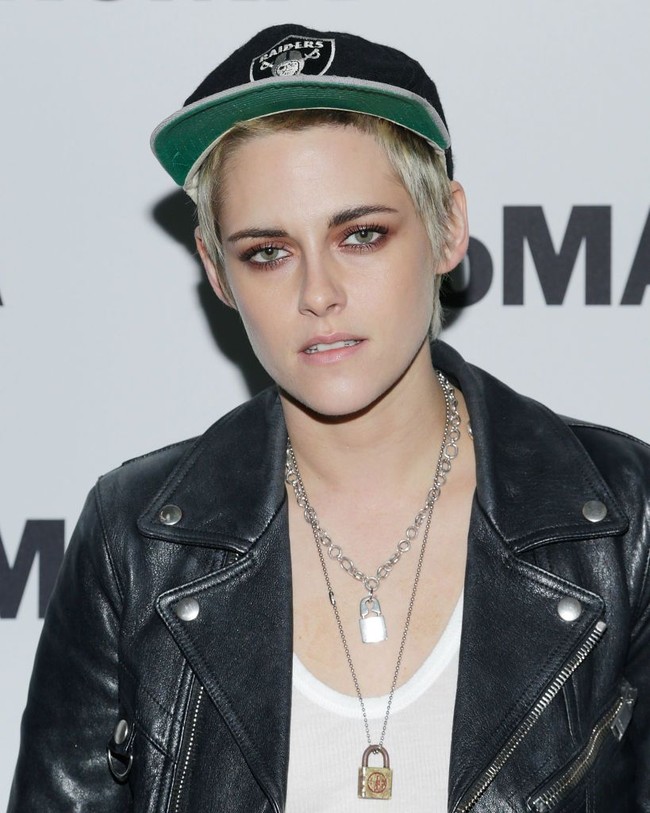 Perubahan penampilan Kristen Stewart ini terjadi setelah dia mengaku orientasi seksnya adalah biseksual. Foto: Alexander Koerner/Getty Images for Chanel