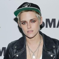 Perubahan penampilan Kristen Stewart ini terjadi setelah dia mengaku orientasi seksnya adalah biseksual. Foto: Alexander Koerner/Getty Images for Chanel