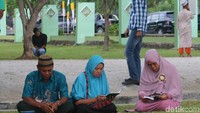 Memperingati 13 tahun bencana tsunami yang memporak-porandakan Aceh, warga berziarah ke kuburan massal. Foto: Agus Setyadi/detikcom