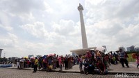 Warga mendatangi Monas untuk berekreasi, Selasa (26/12/2017).