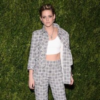 Kristen Stewart sekarang bukan lagi Kristen Stewart yang dulu begitu feminin. Kristen kini lebih suka tampil edgy dengan rambut pixie dan riasan smokey eye yang tebal. Foto: Alexander Koerner/Getty Images for Chanel