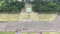 Tampak sejumlah pengunjung di halaman Monas tetapi tidak sampai penuh dan berdesak-desakan (Foto: Indra Komara/detikcom)