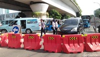 Namun, petugas Dishub dengan cepat segera menutup pembatas jalan tersebut sehingga kendaraan tidak dapat melintas.