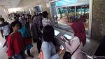 Antre Hingga Tidur di Lantai, Potret Gaya Liburan Warga di Monas