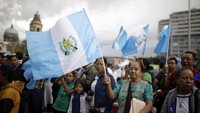 Emak-emak dan anak-anak juga menentang Presiden Jimmy di Guatemala. (Jose Cabezas/REUTERS)