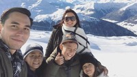 Keluarga Darius dan Donna Agnesia tampak berlibur ke Swiss untuk merayakan Natal. (Foto: dok. Instagram)