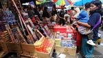 Jelang Tahun Baru, Pedagang Kembang Api Bermunculan