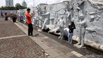 Antre Hingga Tidur di Lantai, Potret Gaya Liburan Warga di Monas