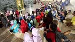 Antre Hingga Tidur di Lantai, Potret Gaya Liburan Warga di Monas