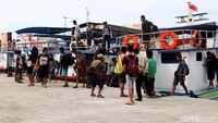 Para penumpang turun dari kapal di Pelabuhan Muara Angke, Jakarta Utara, Selasa (26/12/2017).