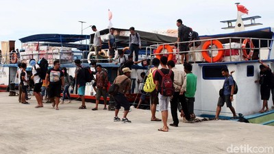 Melihat Aktivitas Penyeberangan Pelabuhan Muara Angke di Hari Libur Natal