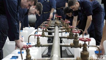 Berbagai bantuan berdatangan dari berbagai negara. Mulai dari makanan, obat-obatan, sandang, hingga air bersih. (Foto: Jordon R. Beesley/U.S. Navy via Getty Images)