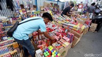 Para pedagang menjual kembang api berbagai jenis.