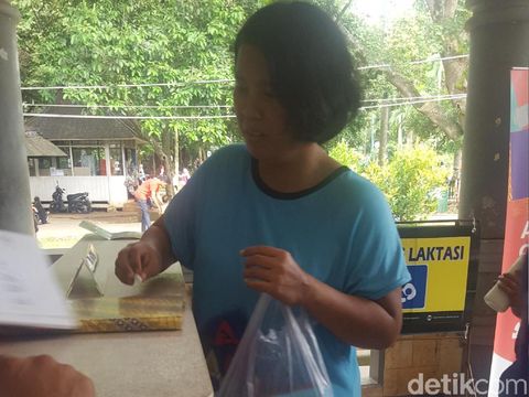 Perempuan diminta mengisi data anak hilang