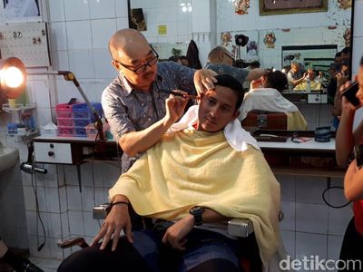 Before-After Sandiaga dan Lulung Potong Rambut di Ko Tang Glodok