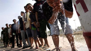 Berbaris untuk berwudhu sebelum melaksanakan sholat Jumat pada 7 Januari 2005 di Banda Aceh, Indonesia. (Foto: Spencer Platt/Getty Images)