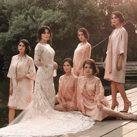 Garneta Haruni, Rini Yulianti, DJ Yasmin, Ajeng Kartika, Citra Radityo, dan Sheza Idris tergabung dalam geng yang dinamai Dazzling. Belum lama ini mereka kompak melakukan pemotretan jelang pernikahan Sheza Idris. Foto: Dok. Instagram Diera Bachir