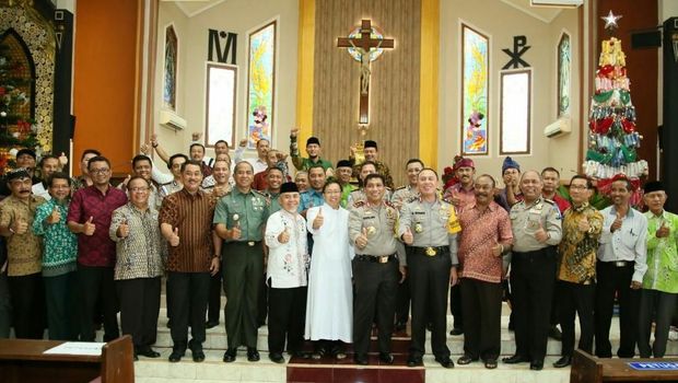 Kapolda Jatim dan Pangdam V/Brawijaya bersama tokoh lintas agama di Gereja Maria Ratu Damai, Banyuwangi