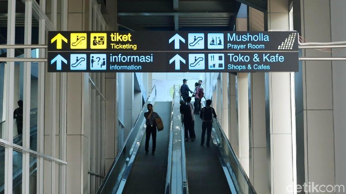 Kereta Bandara (KA) Soekarno-Hatta resmi diuji coba hari ini. Warga pun ramai-ramai menjajal kereta yang akan beroperasi secara penuh pada 1 Januari 2018 tersebut.
