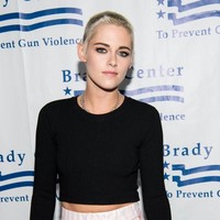 Walaupun berambut super pendek, Kristen Stewart tetap cantik dengan gaya androgininya ini. Foto: Alexander Koerner/Getty Images for Chanel