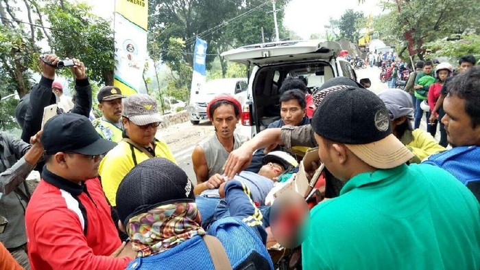 Rem Blong, Pemotor Satu Keluarga Tabrak 2 Mobil di Pacet