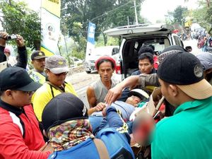 Rem Blong, Pemotor Satu Keluarga Tabrak 2 Mobil di Pacet