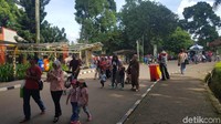 Di hari libur nasional, atau bahkan di akhir pekan, biasanya Ragunan lebih ramai. Foto: Zunita/detikcom
