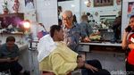 Foto: Sandiaga dan Lulung Potong Rambut Bareng di Ko Tang Glodok