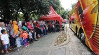 Dengan bus tingkat ini warga bisa berkeliling tempat wisata di Ibu Kota.
