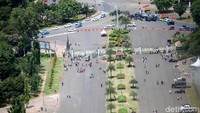 Penampakan pengunjung yang terus berdatangan dilihat dari puncak Monas.