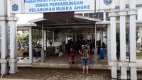 Selain wisatawan, sebagian dari mereka adalah warga yang akan pulang ke Kepulauan Seribu.