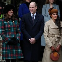 25 Desember 2017, Ratu Inggris mengundang Meghan Markle untuk merayakan Natal bersama dengan keluarga kerajaan. Sang Ratu tidak mengikuti tradisi yang seharusnya tidak boleh mengundang orang lain sebelum menjadi keluarga kerajaan.  Foto: Hannah McKay/Reuters