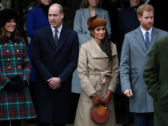 25 Desember 2017, Ratu Inggris mengundang Meghan Markle untuk merayakan Natal bersama dengan keluarga kerajaan. Sang Ratu tidak mengikuti tradisi yang seharusnya tidak boleh mengundang orang lain sebelum menjadi keluarga kerajaan.  Foto: Hannah McKay/Reuters