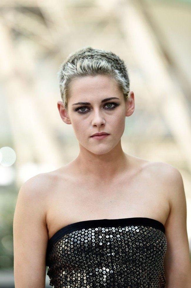 Kristen Stewart pernah memangkas rambutnya secara ekstrem hingga hampir botak. Praktis. Aku tidak perlu menatanya jika aku pakai helm, ujarnya dalam acara Today show. Foto: Alexander Koerner/Getty Images for Chanel