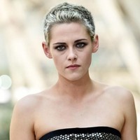 Kristen Stewart pernah memangkas rambutnya secara ekstrem hingga hampir botak. Praktis. Aku tidak perlu menatanya jika aku pakai helm, ujarnya dalam acara Today show. Foto: Alexander Koerner/Getty Images for Chanel