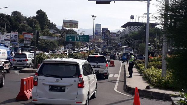 Kepadatan kendaraan yang hendak menuju ke Puncak
