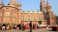Polisi berjaga saat jemaat menghadiri misa Natal di Gereja Katedral Lahore, Pakistan. Ia berjaga dengan persenjataan lengkap. (Foto: Mohsin Raza/Reuters)