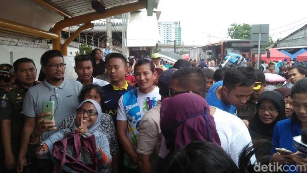 Sandiaga antre di halte sebelum menumpangi bus Tanah Abang Explorer