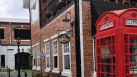Kafe yang berada di kawasan Sleman, Jogja ini nuansanya seperti di Eropa. Tapi lebih mirip dengan suasana kota London dengan dilengkapi telepon umum berwarna merah dengan interior ciamik. Penasaran?