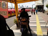 Pilih Mangkal di Pintu Stasiun Tn Abang, Ini Curhat Pengemudi Opang