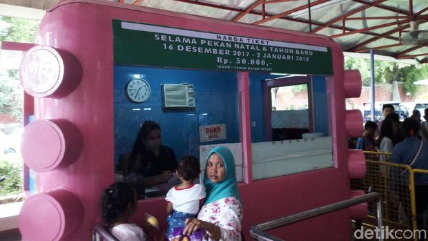 Di hari libur Natal ini, harga tiket wahana kereta gantung naik menjadi Rp 50 ribu