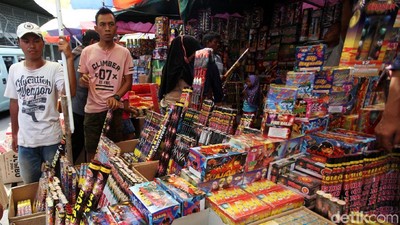 Jelang Tahun Baru, Pedagang Kembang Api Bermunculan