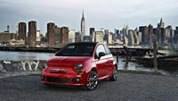 Fiat 500 dengan bergaya retro klasik mobil Italia ini dinilai kurang oke, pada bagian interior yang dinilai berisik dan posisi riding yang kurang enak. Foto: Pool (Carsscoop)