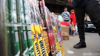 Mereka menjajakan berbagai jenis kembang api di sepanjang kolong flyover.