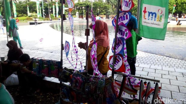 Neni berjualan beragam mainan, seperti layang-layang dan pesawat-pesawatan