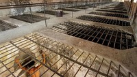 Penjara di sana bernama Phu Hai atau lebih dikenal dengan sebutan Kandang Macan. Penyiksan yang dilakukan terhadap tahanan cukup sadis, seperti satu sel penjara hanya seluas 8 meter persegi dan diisi oleh 10 orang dengan atap yang terbuka. Ada pula dioraama penyiksaan tersebut (Lonely Planet)