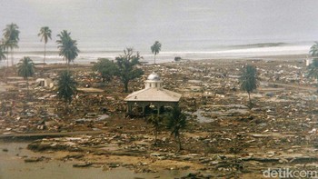 Potret dari udara kawasan Meulaboh, Aceh pada 29 Desember 2004. (Foto: TNI AU/Getty Images)
