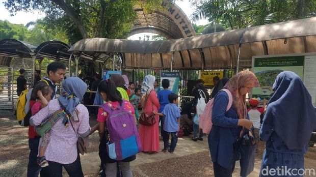 Kondisi keramaian di Kebun Binatang Ragunan