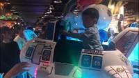 Jokowi menemani Jan Ethes bermain di arena permainan anak/Foto: Jokowi di Botani Square (ist)