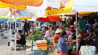 Kehidupan masyakat setempat di Pulau Con Son. Memasuki pasar tradisional dan berkenalan dengan mereka yang ramah turis bikin pengalaman ke sana makin asyik (Tom Westbrook/BBC Travel)